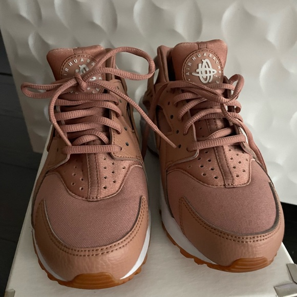 NIKE AIR HUARACHE RUN | ROSE GOLD - Picture 3 of 6